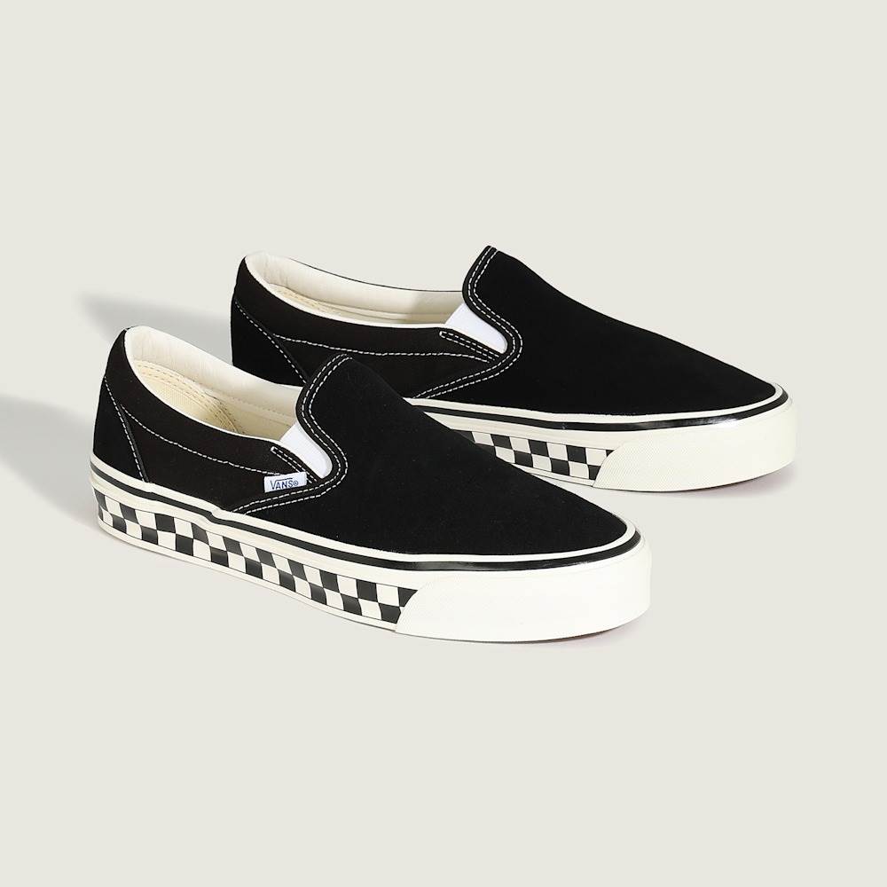 Premium LX Classic Slip-On 98 黑色滑板鞋，NT$2,580
圖片來源：Vans