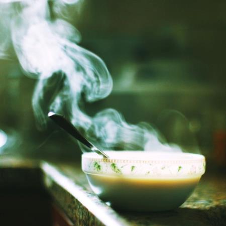 天冷喝熱湯小心喝到塑化劑!醫師點名「這種湯」最毒,千萬別外帶