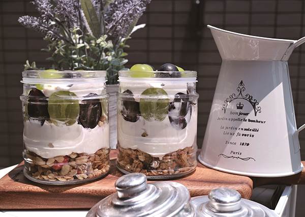 烤箱丟一邊，拿玻璃罐就能做！5樣材料變身人氣「日式優格起司蛋糕」，清爽低熱量，居家旅行懶人必做！