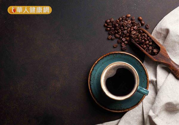 根據歐盟食品科學專家委員會，咖啡因的每日攝取量不應超過300毫克。而國內目前針對市售現煮咖啡，則主要以紅、黃、綠3種標示來區分咖啡因含量。