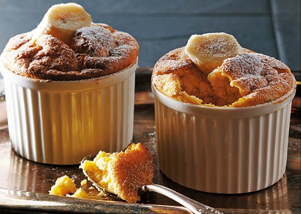 蹦出你沒吃過的新滋味！「香蕉百香果舒芙蕾」在家就能DIY，海綿蛋糕這樣做就能超蓬鬆軟Q！