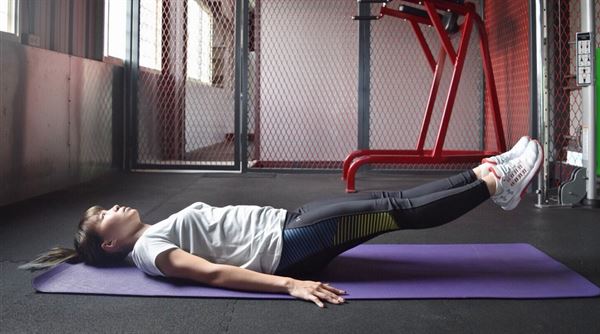 仰臥抬腿動作一。（圖片提供／陳彥如健身教練）