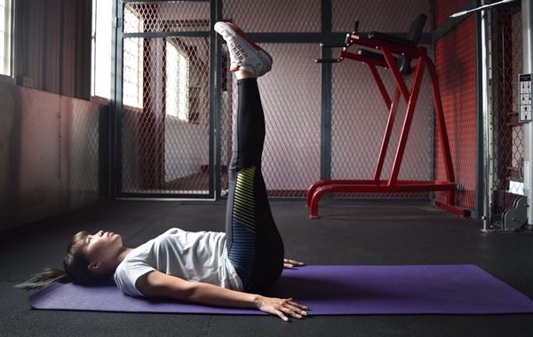 仰臥抬腿動作二。（圖片提供／陳彥如健身教練）