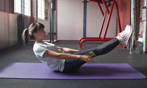 屈體捲腹動作一。（圖片提供／陳彥如健身教練）