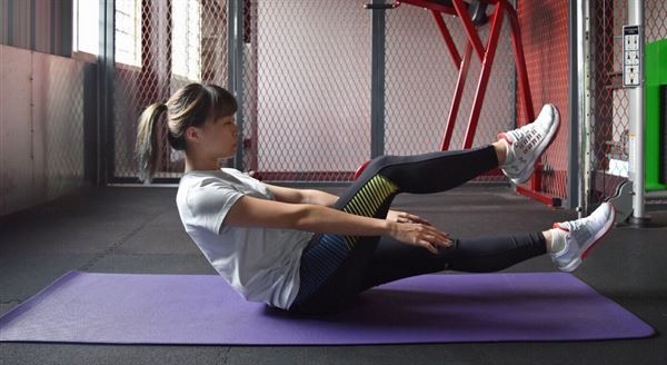 屈體捲腹動作二。（圖片提供／陳彥如健身教練）