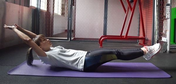 上下捲體動作一。（圖片提供／陳彥如健身教練）