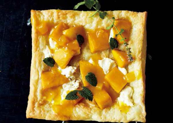 10分鐘解決一餐！現成派皮的4種「混搭起司新吃法」，加香腸就有披薩口感，換上芒果又秒變甜點啦～