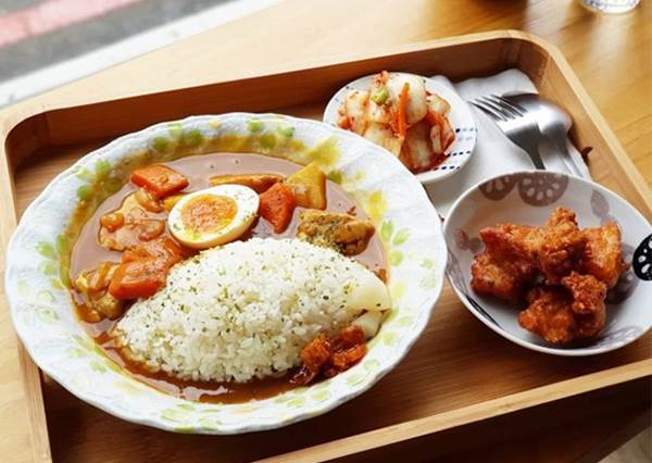 咖哩控尖叫吧！光看就忍不住口水流滿地的咖哩美食top9，這像甜甜圈的食物竟是炸雞做成的？！