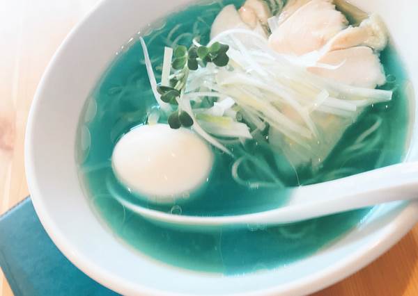 不只浪漫還超好吃！櫻花妹人人瘋的「4種夢幻Tiffany藍美食」，藍色湯拉麵是小精靈煮的嗎？