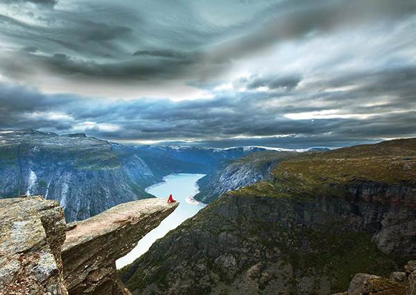 先把發抖的雙腳抓好啊！地表最危險的懸崖景點「惡魔之舌」，小心一被強風吹到你就要跟世界說再見啦！