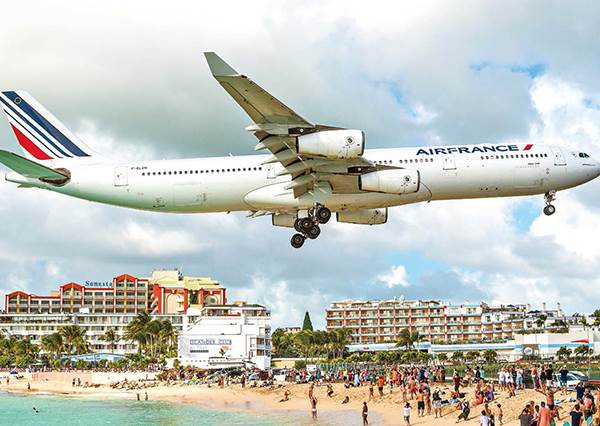 離頭頂只有20公尺？號稱「世上最危險海灘」常有飛機低空滑過，強風狂吹，不小心還會被噴飛到海裡！