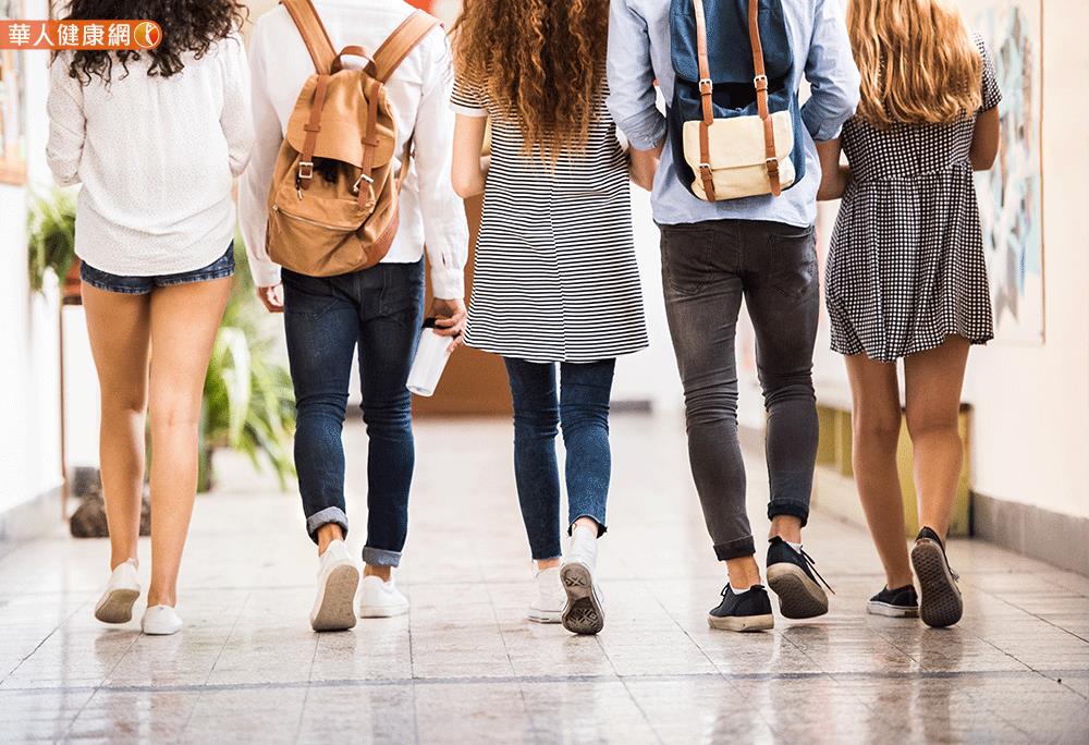 甩掉腹部肥胖7撇步4.健走，提前一站下車步行。