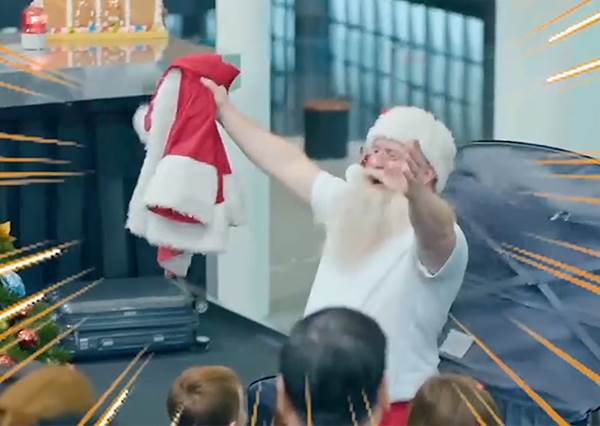 行李箱彈出聖誕老人！航空公司廣告藏驚喜