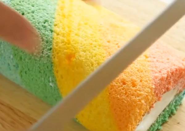 不管生活再厭世都有解藥啦！療癒系甜點「彩虹瑞士捲」手把手教學，不膩口的秘密也一次教你