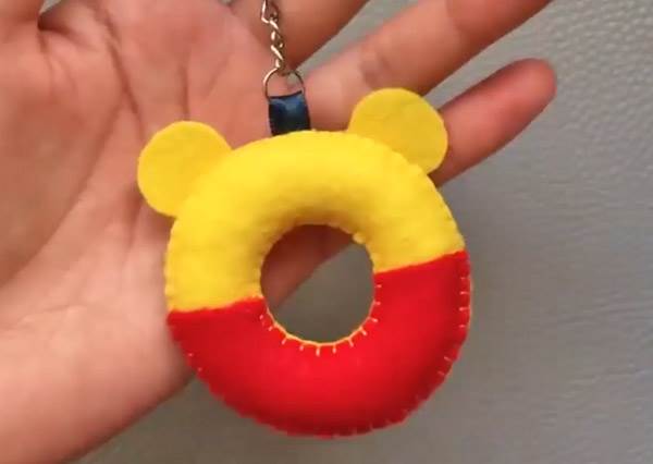 超Q維尼甜甜圈帶著走♡少女心100%「卡通鑰匙圈」自己做更有心，交換禮物不會再踩雷啦～