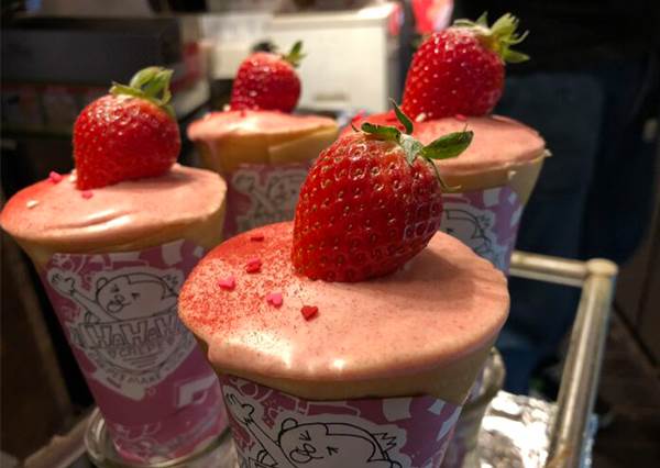 草莓都快炸出來沒問題嗎？神戶「打卡系甜點店」大公開，超滿足聖代就是要跟閨蜜一人一口啊♡